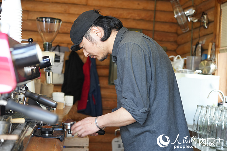 喻曉在小木屋中制作咖啡。人民網記者 李睿攝