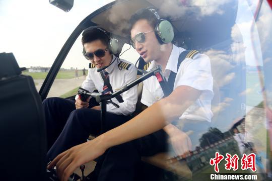 四川一高校開設直升機駕駛專業未來年薪可達60萬