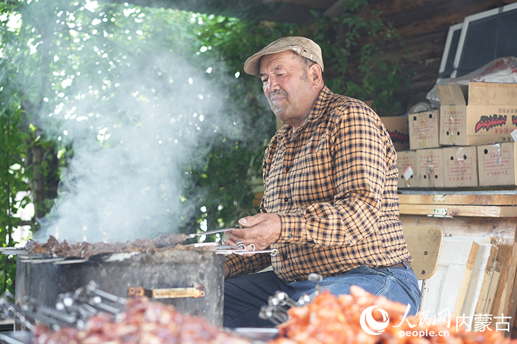 孫金花家庭小院內,正在烤制肉串。人民網記者 李睿攝
