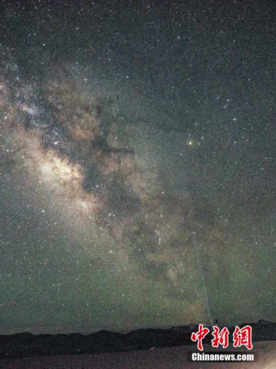 圖為6月20日晚游客在西藏阿里暗夜公園，與銀河“合影”。曹枝清 攝