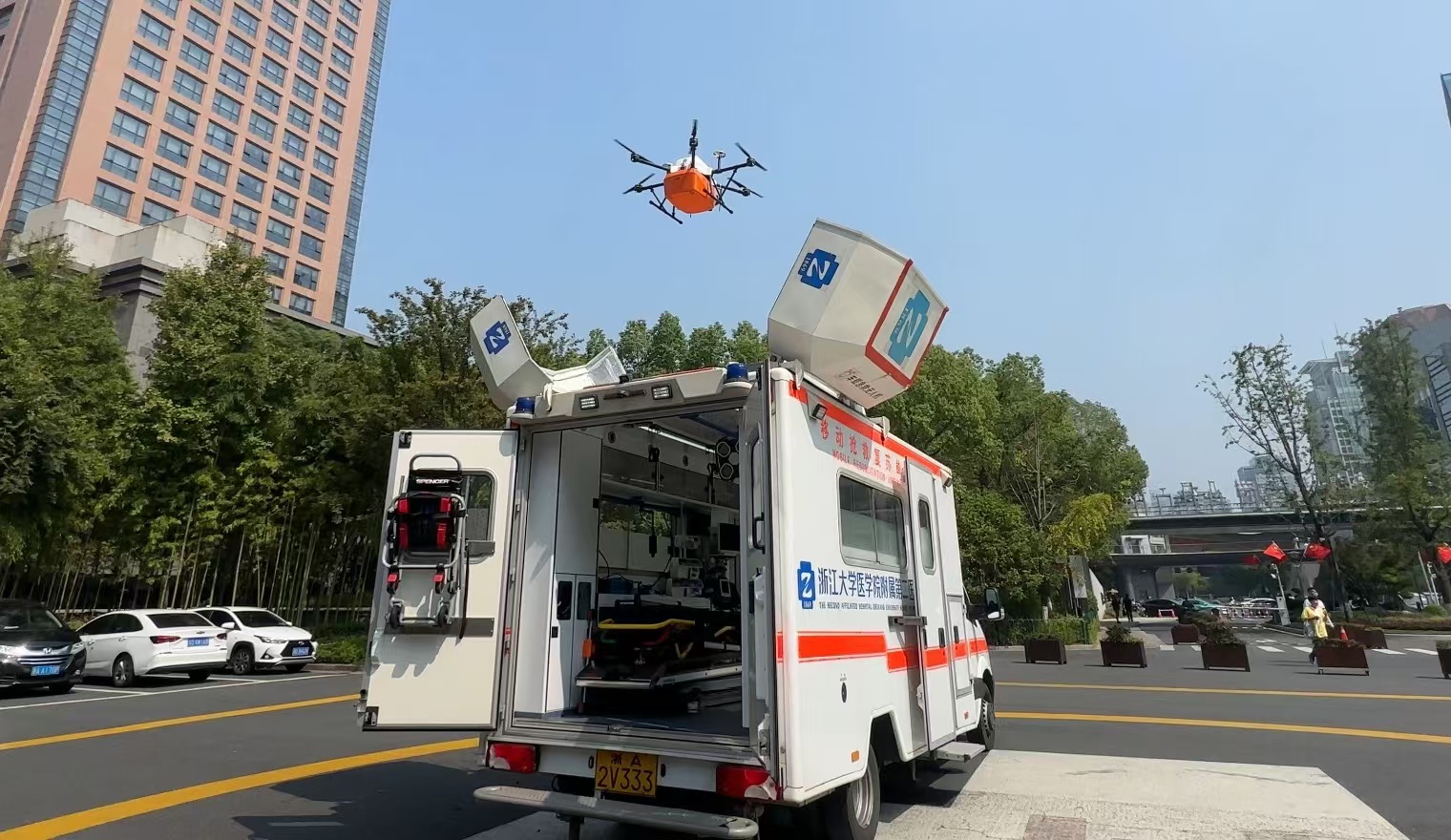 浙江大學醫學院附屬第二醫院5G急救車搭載的無人機正在起飛。人民網記者 申佳平攝
