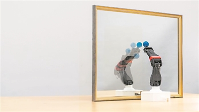  圖為機器人觀察自己在鏡子中的倒影，學習自身的形態和運動學，實現自主模擬。圖片來源：美國哥倫比亞大學