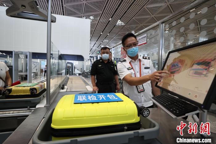 6月25日，在海口美蘭國(guó)際機(jī)場(chǎng)T2航站樓，工作人員對(duì)完成改造的設(shè)備進(jìn)行模擬測(cè)試。　蔣啟明 攝